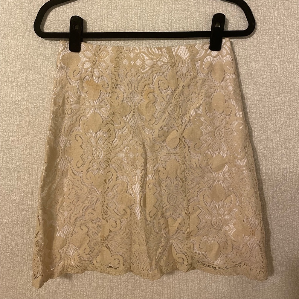 Small beige lace New York and Company skirt